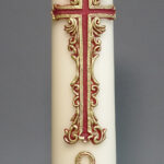 Paaskaars 2026 Barokke Kruis rood